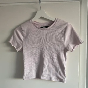 söt sommartopp  - söt sommartopp från bikbok💕 den är lite kortare och en väldigt fin ljus lila/rosa färg 
