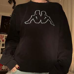 Kappa hoodie. Litet hål i ärmen (se sista bilden), annars bra kvalite 