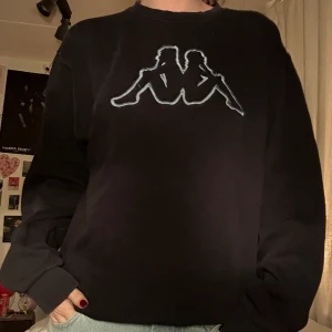 Hoodie  - Kappa hoodie. Litet hål i ärmen (se sista bilden), annars bra kvalite 