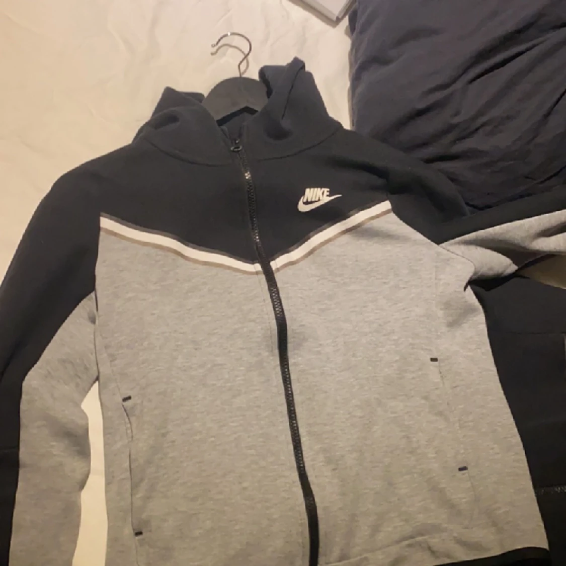 Snygg gråsvart niketech L i barn storlek