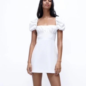 Vit klänning  - Så snygg klänning som aldrig kommer till användning💕 perfekt till dig som tar studenten 🙌🏻 sitter PERFEKT på mig som har Xs/S vanligtvis 