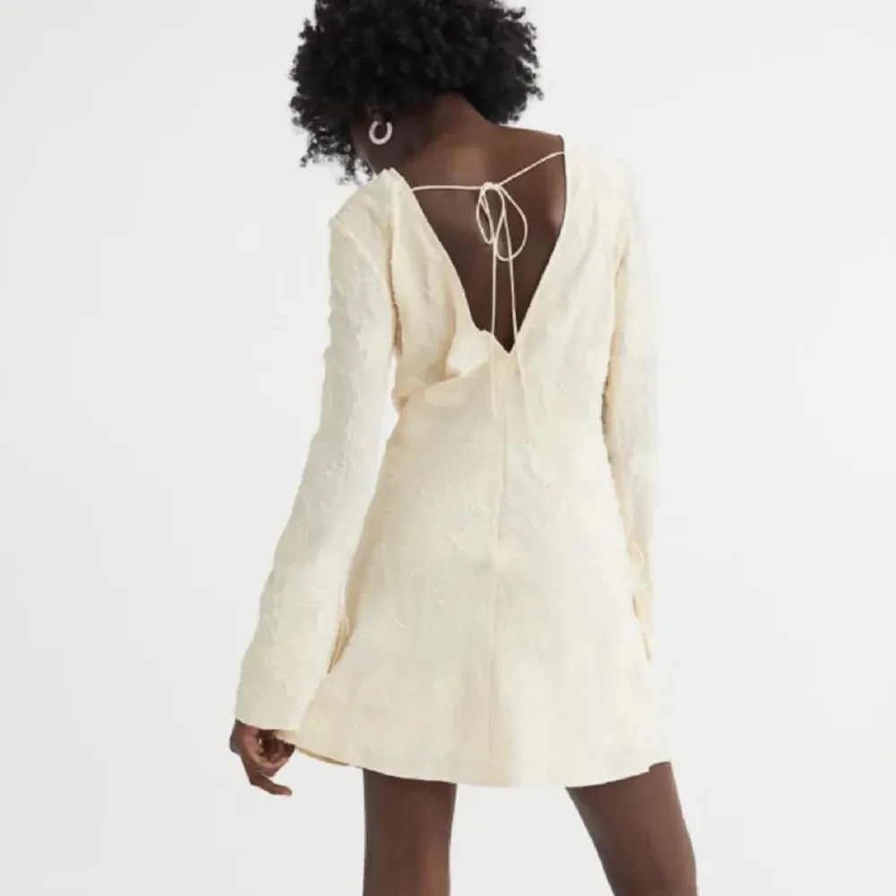 Så fin klänning från H&M i bra skick. Den perfekta studentklänningen eller sommarklänningen i vitt/beige. . Klänningar.