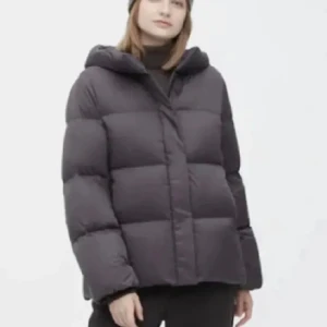 Vinterjacka  - Säljer denna jacka frpn uniqlo!  Köpt någon månad sedan för ungifär 1600 säljer för 900! ❤️ Kan mötas. OBS min modell har ingen luva men ser it så där fram kolla högre upp i min profil för att se bild på de!