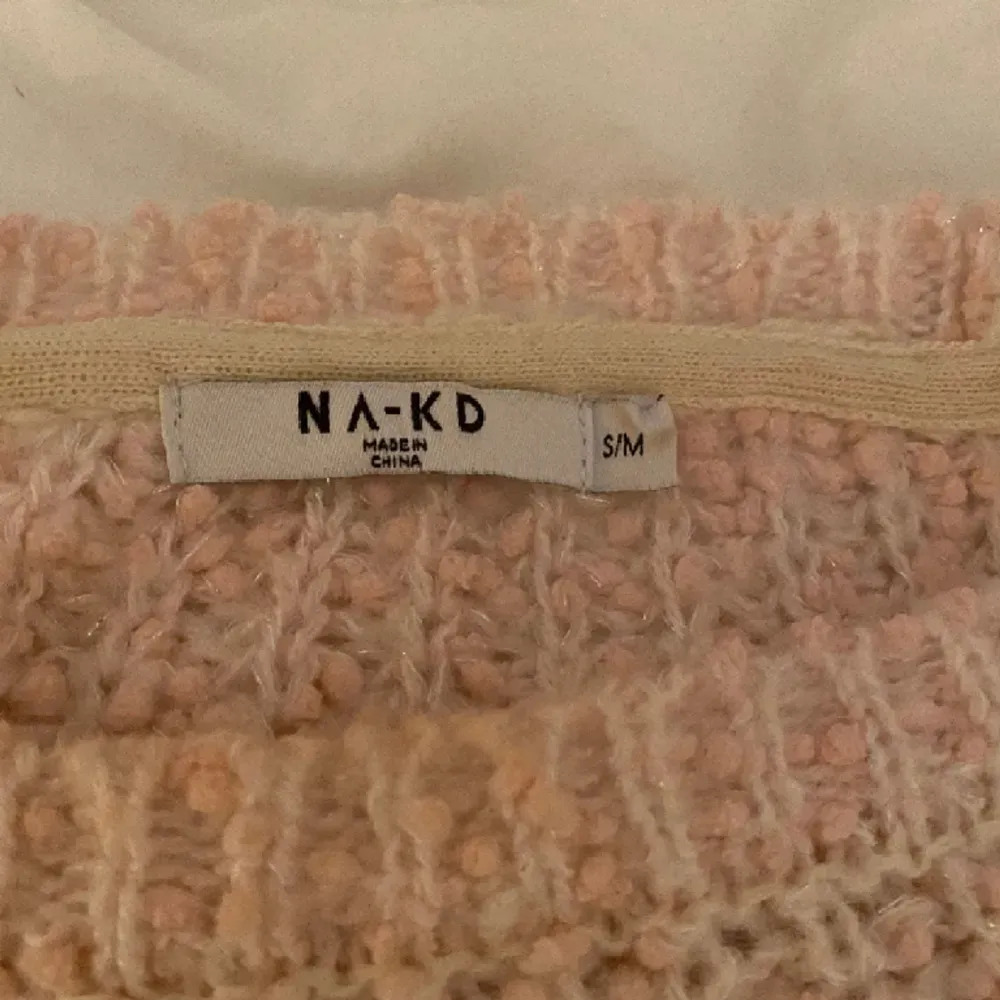 Mysig stickad tröja från NA-KD. Den har ett litet brännmärke på ena ärmen men syns knappt. 💕. Stickat.