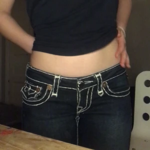 TRUE RELIGION JEANS W.25 - Säljer mina superfina low waist True Religion jeans storlek 25. Benen är relativt korta, passar mig perfekt i längden som är ca 155! Säljer för att de är för små för mig. Frakt ingår ej! Tryck inte på köp nu! Fler bilder kan skickas ❤️