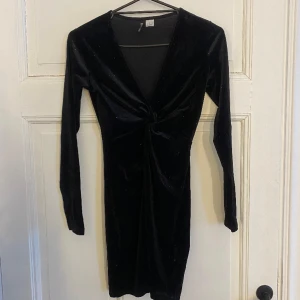 Klänning - Svart/glittrig klänning, fint skick använd 2 gånger storlek xs