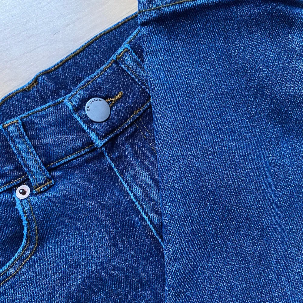 Säljer nu dessa mörkblå jeansen, är väldigt osäker på storleken då de inte finns någon lapp men passar ungefär XXS-XS, pris går att diskutera!❤️. Jeans & Byxor.