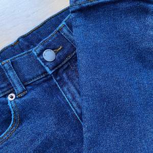 Säljer nu dessa mörkblå jeansen, är väldigt osäker på storleken då de inte finns någon lapp men passar ungefär XXS-XS, pris går att diskutera!❤️