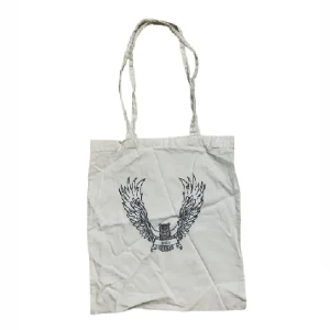 totebag/tygpåse med vingar - säljer denna fina tygväskan med vingar. den är i princip ny. om du har frågor så är det bara att kontakta mig.