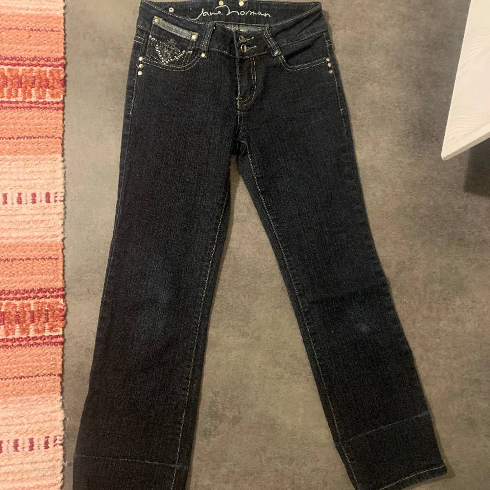 Låg medjade jane Norman jeans i mycket bra skick, jag skulle sagt att de är xs efter som de är korta💗 pris kan diskuteras💗. Jeans & Byxor.