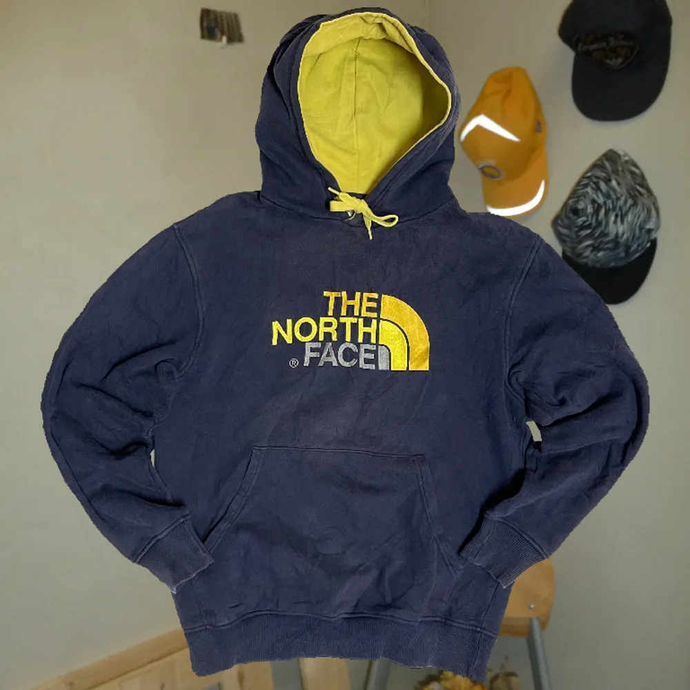 👤Check out 1998coffeeshop on Instagram 🌍📦Items shipped within 4 days  ♻️This item is preloved - meaning it is fully sustainable, second hand may show minor signs of wear. Obvious ones will be stated. 📸Any further questions do not hesitate to ask.. Hoodies.
