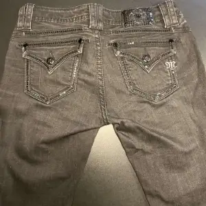 Säljer åt en vän ! Miss me jeans som såklart är äkta och i perfekt skick. Kom dm för mer info om byxorna. Pris kan diskuteras vid snabb affär 