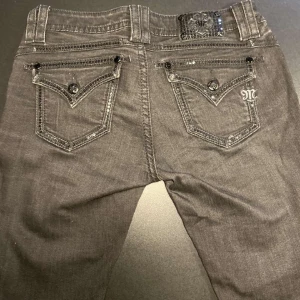 Gråa miss me jeans - Säljer åt en vän ! Miss me jeans som såklart är äkta och i perfekt skick. Kom dm för mer info om byxorna. Pris kan diskuteras vid snabb affär 