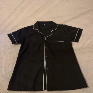Pyjamaströja  - Svart pyjamaströja. Endast provad. 