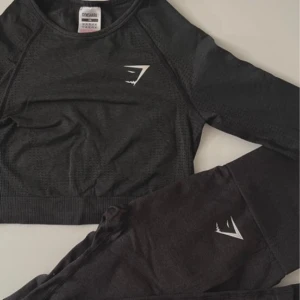 Gymshark vital sesmless 2.0 set - Jättesnyggt set från Gymshark. Nypris för settet är 1150kr!! (Toppen säljes inte längre i svart)  Byxorna är storlek S och toppen i XS  Byxorna har använts lite mer, inget jätte märkvärdigt 🥰