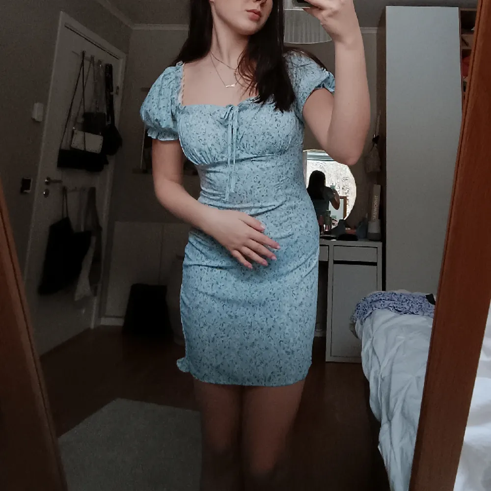 Tight ljusblå klänning perfekt till sommaren. Nypris är 250 kr och jag säljer det nu för ett bra pris då den här använd ett fåtal gånger. 💓 Hör av er om frågor eller om ni vill ha fler bilder 💓📸. Klänningar.