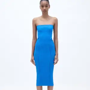 Helt oanvänd klänning från Zara med prislapp kvar  Xs-s Elektriskt blå Material: polyester  