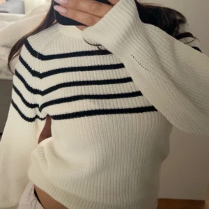 Vit stickad/ randig stickad  - Fin stickad tröja med ränder. Som ny!! Endast använd en gång. Storlek XS men sitter mer som en S/M