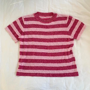 T shirt  - Glittrig t shirt med rosa ränder