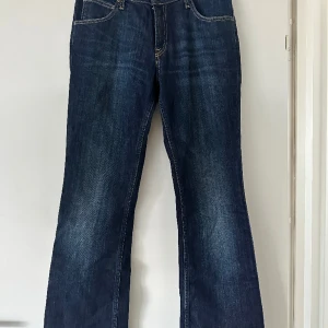 Lågmidjade jeans från Lee - Lågmidjade jeans från märket Lee. Knappt använda och i väldigt fint skick. 