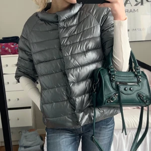 Trekvartsärmad jacka  - Säljer även en i svart!! jacka i grå/silver. Super skick utan defekter. Passsar en xs-m (för referens brukar jag ha xs) jackan har både dragkedja och knappar. Vet tyvärr inte märke på jackan. Vill du köpa trycker du på köp nu, jag postar inom 24h