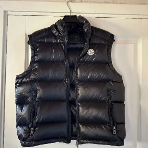 Moncler väst - Fungerande nfc scan, skick 10/10 luva följer med. Storlek 1/s