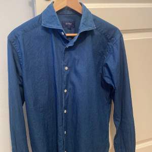 Blå jeansskjorta från Eton, använd ett par gånger men i väldigt fint skick. Nypris ligger på 1200