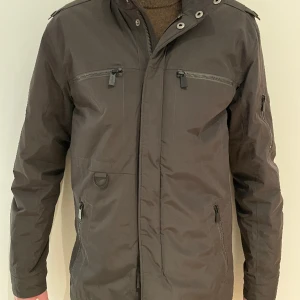 Snoot field jacket  - Tjena, säljer nu en riktigt snygg field jacka ifrån märket snoot🙌 Den är i super bra skick inga defekter. Säljer för endast 549 medans nypris är runt 3500kr‼️