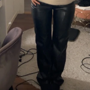 Skinnbyxor - Säljer dessa skit fina skinn jeans från bikbok. Storlek 34. Bra skick använt ett par gånger (1-2 gånger). 