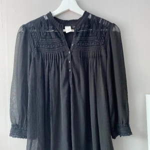 Blus från Vila Xs - En svart fin blus i storlek Xs:) Köparen står för frakten💕