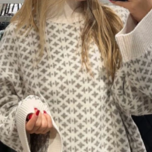 Stickad tröja - Säljer denna stickade tröja från Lindex i fint mönster. Den är använd fåtal gånger så den är i bra skick. Storlek M