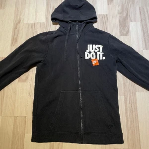 Nike zip tröja - Svart Nike Zip. Stl. S. Knappt några tecken på användning. Sitter bra!   Frakt ingår inte i priset.