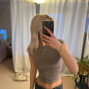 Topp - Fin grå topp med öppen rygg