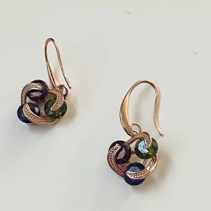 Örhängen roseguld  - Rosafärgade örhängen med rhinestones i olika färger  Okänt material 