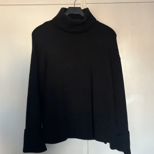 Svart stickad tröja - En tjock stickad tröja från Zara för 699 kr. Knappt använd. Har ett litet hål i vänster ärm men detta syns inte när du har på dig tröjan.