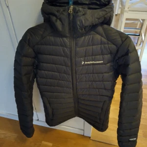 Peak jacka herr - Peak jacka i bra men använt skick. Finns en liten laglapp på ryggen, syns dock inte. Därav det billiga priset. Kan skicka fler bilder om så önskas.