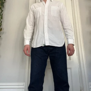 Vit skjorta safari från japanska or’Slow - Inköpt på Herr Judit, or’Slow är kända för sin kvalitet och klassiska japanska snitt 