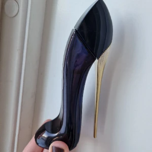 Parfym. Carolina Herrera - Carolina Herrera Good Girl. 30 ml. Nypris 539 kronor. Se bild två för att tydligare se hur mycket som har använts men skulle säga att det finns 25-20 ml kvar. Kartong saknas.