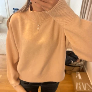 Rosa stickad tröja - Fin rosa stickad polo tröja som är i bra skick och köptes för 700kr. 