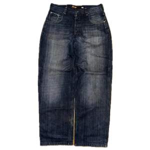 Fett najs baggy jeans med super fin fade. Midja: 42 cm. Yttersömm: 111 cm. Benöppning: 24 cm. Skriv i DM ifall några frågor. Priset kan diskuteras.