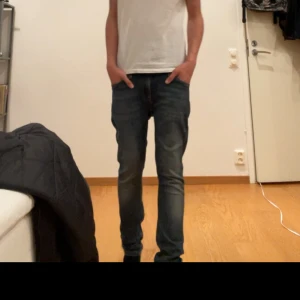 Nudie jeans - Ett par nudie jeans som knte kommer till användning längre, dom passar perfekt till grisch stilen nypris 1600