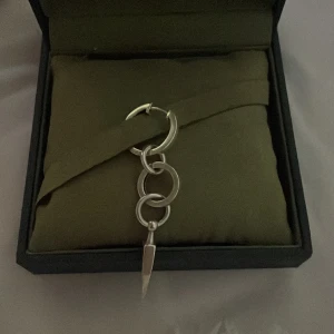 Chaos queen örhänge - Från maria nilsdotter, vill byta mot ett likadant guldigt eller ett bitten örhänge i guld, elr köp direkt för 2150!