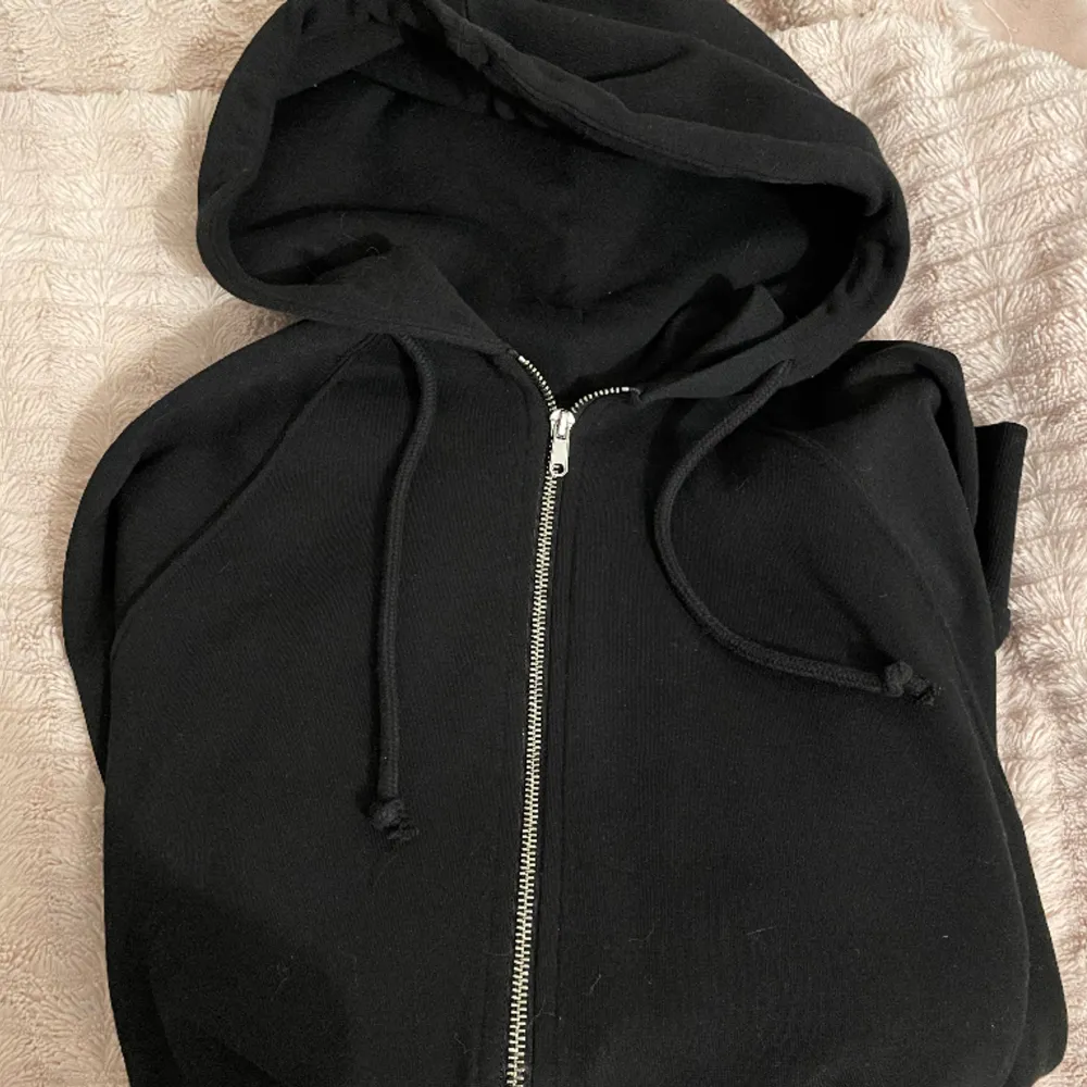 As nice svart zip up hoodie! Kommer tyvärr inte till användning så därför säljer jag🤍 mycket bra skick, är en xs men sitter oversized så skulle säga mer runt m. Hoodies.