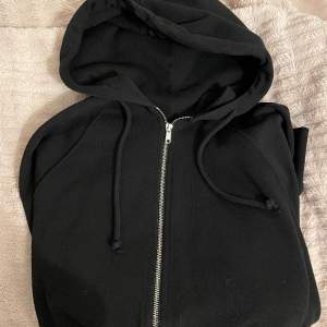As nice svart zip up hoodie! Kommer tyvärr inte till användning så därför säljer jag🤍 mycket bra skick, är en xs men sitter oversized så skulle säga mer runt m