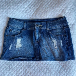 Lågmidjad kort jeanskjol - Lågmidjad kort jeanskjol, skulle gissa xs/s 💙