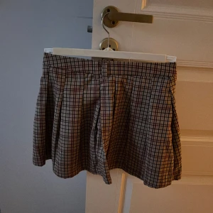 School kjol - En väldigt fin school kjol från H&M med prislapp kvar! Säljer då den inte kommer till användning. På bilden är kjolen lite skrynklig pga att den bara legat i min garderob, men det försvinner såklart när man tvättar! Hör av dig vid frågor☺️