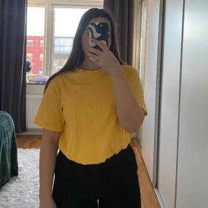 Gul T-shirt  - Fin t-shirt från lager 157, använd några gånger. Hel och ren. Passar XS-M