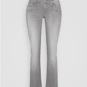 ltb jeans 💕💝 - säljer mina älskade populära ltb jeans!! HELT SLUTSÅLDA!  andvänt de 2 gånger och säljer pga för stora💞💕 (pris kan diskuteras) hör av dig om du vill ha fler bilder 🌴