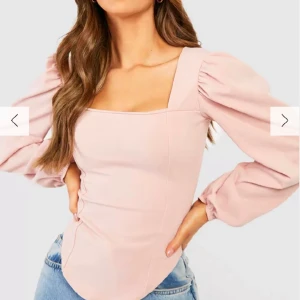 Rosa tröja  - Superfin rosa ”korsett” topp från boohoo. Aldrig använd med prislappar kvar, då den var för liten på mig. Väldigt skönt material 💞