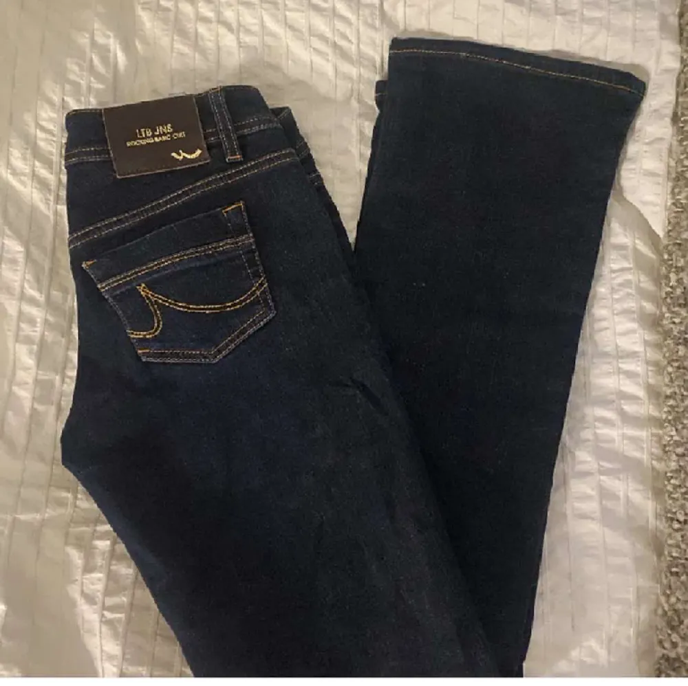 Säljer mina lågmidjade ltb jeans i storlek W27-L32. Byxorna passar någon som är i längden 1,60. Jeansen är i bra skick och passar till allt! Hör av er via frågor och intressen💓. Jeans & Byxor.